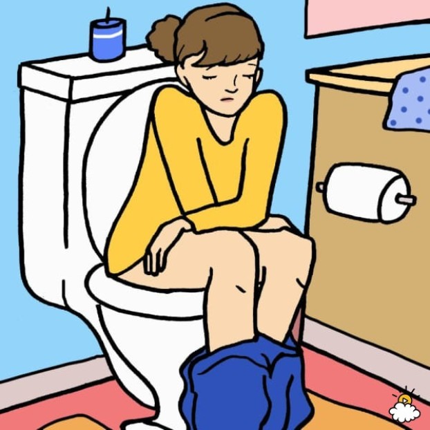 Frau sitzt auf der Toilette