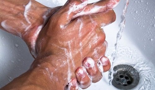 Hände waschen bevor du die Augencreme herstellst