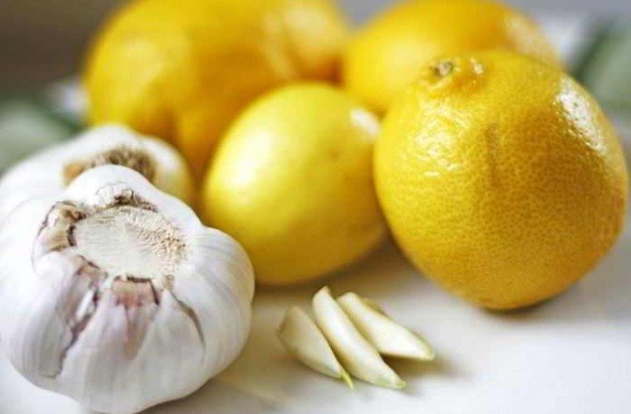 Die Knoblauch-Zitronen-Kur hilft bei der Entgiftung des Körpers