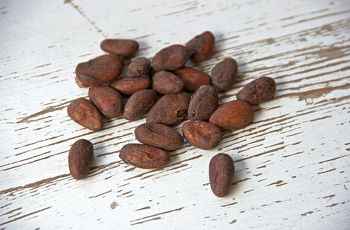 Bei der Herstellung von Kakao-Nibs entfällt das Zermahlen der Kakaobohnen. Sie werden lediglich zerhackt.