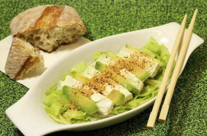 Selbst gemachter Tofu mit Avocadosalat