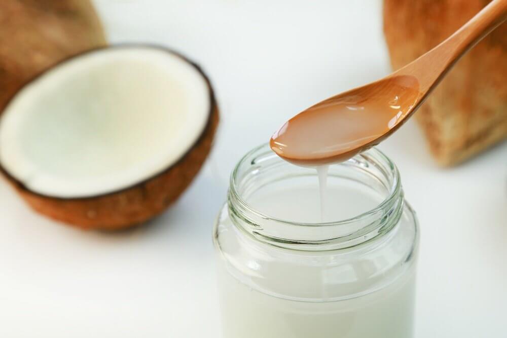 Nahrhaftes Kokosnuss- und Zitrusöl für eine glattere, hellere und makellose Haut  