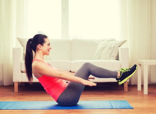 5 effektive Übungen, um den Bauch zu Hause zu verlieren  