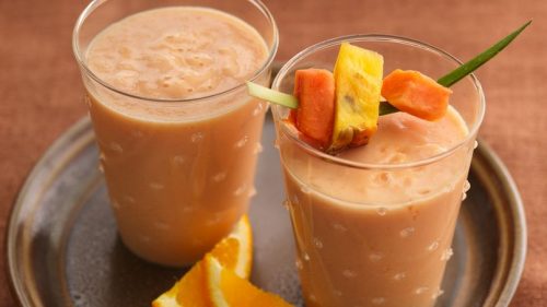 Wie man einen Smoothie von Papaya, von Ananas und von Tamarinde vorbereitet, um Gewicht zu verlieren 