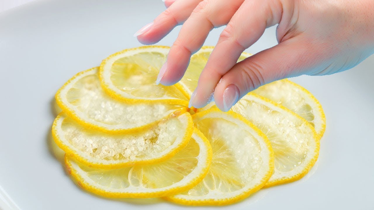 Lege eine Zitrone mit Salz auf einen Teller und schau was passiert!