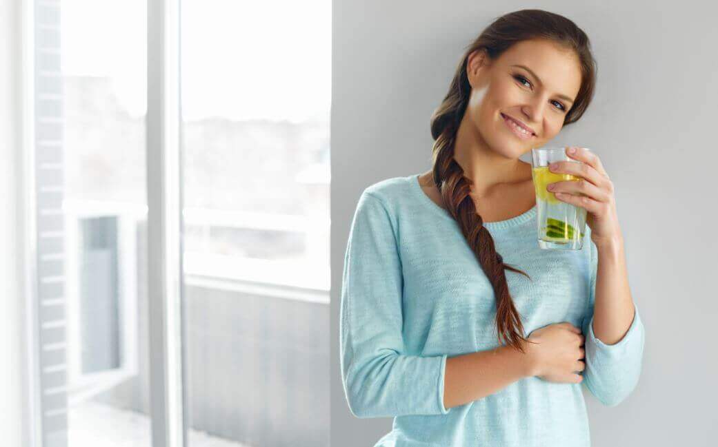 Wasser mit Zitrone und Leinsamen: hilft es, Gewicht zu verlieren?  