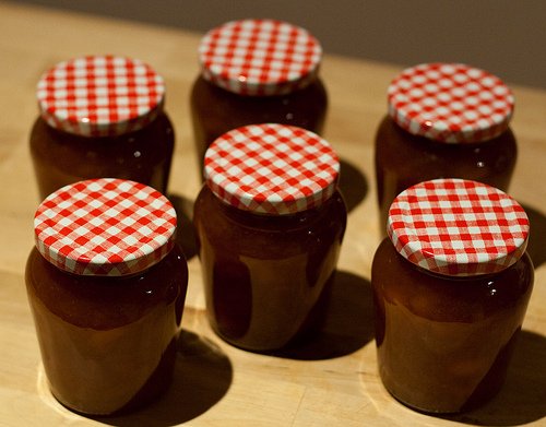 Wie man hausgemachte Marmeladen und Süßigkeiten zubereitet  