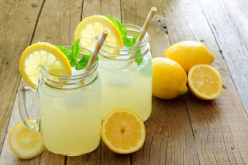 Wasser mit Zitrone und Leinsamen: hilft es, Gewicht zu verlieren?  